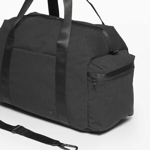 Lululemon Command The Day Duffle Bag